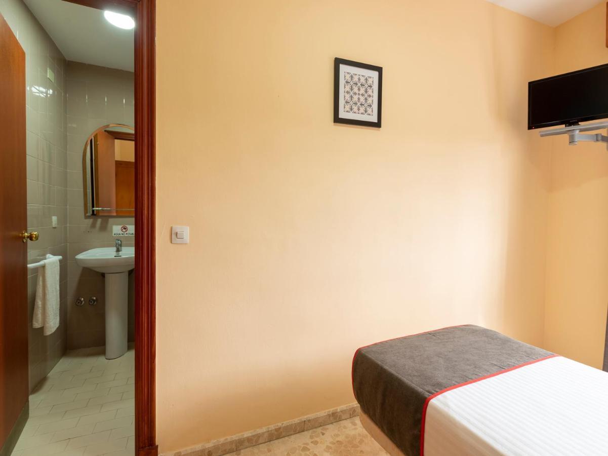 Oyo Hostal El Paisano Utrera Buitenkant foto